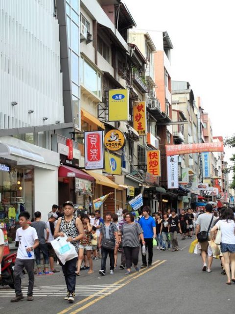 【台中北區】吃喝玩樂、新潮流行資訊隨處可見，若你是流行的追求者，絕對不能錯過！-一中商圈