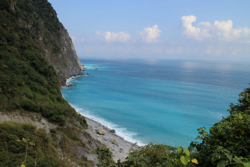 花莲一日游【清水断崖→长春祠→燕子口→慈母桥→白杨步道→东西横贯公路牌楼→七星潭】每人只要700 必玩台灣10000個景點