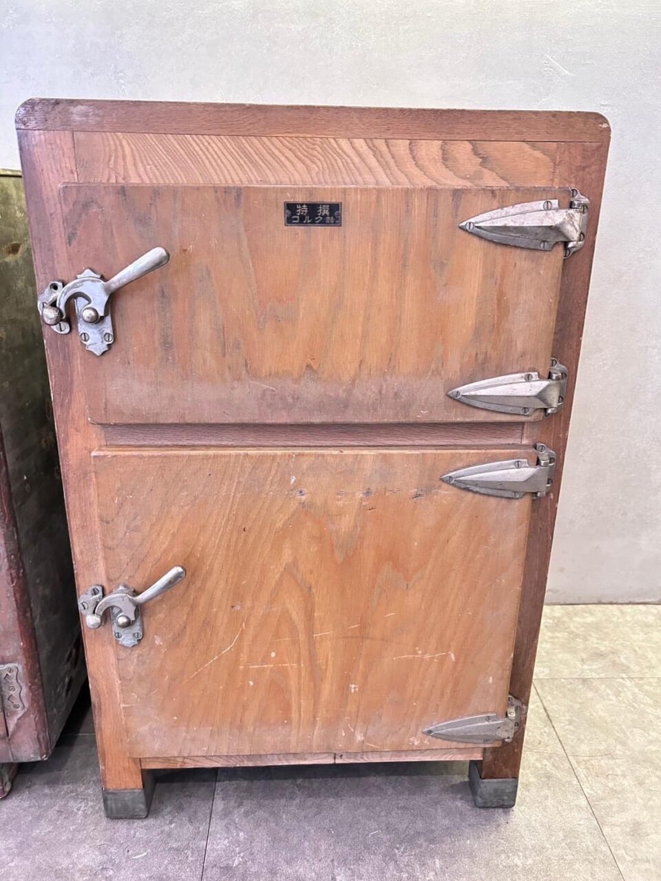 圖:木製雙層冰箱