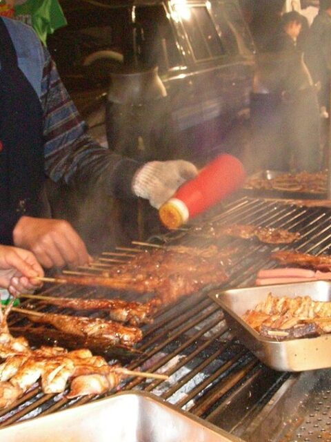 夜市經典小吃入門圖鑑:蚵仔煎、大腸包小腸、藥炖排骨的起源與辨識原則 夜市經典小吃入門圖鑑:蚵仔煎、大腸包小腸、藥炖排骨的起源與辨識原則